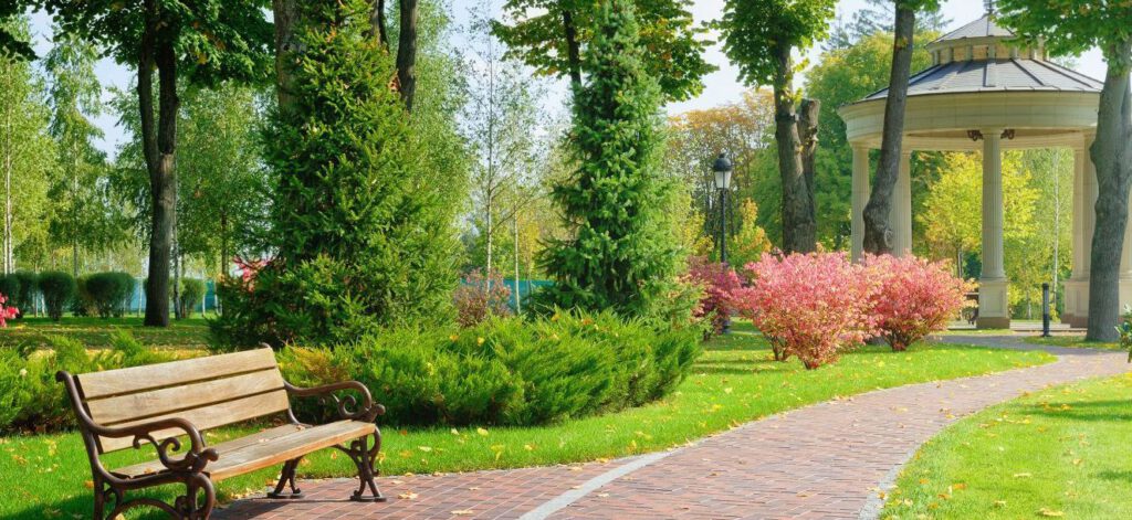 Gepflegter Park mit Bank und Pavillon