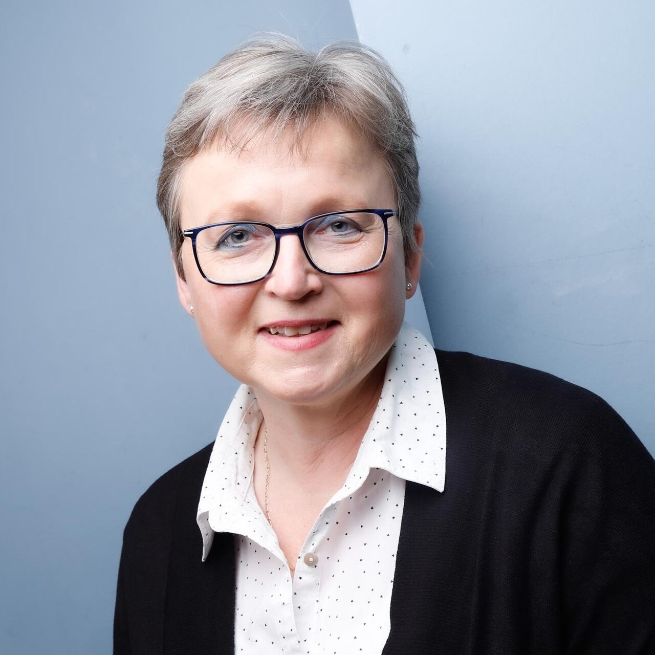 Portraitfoto einer Frau, Mitarbeiterin von Gregor Bestattungen